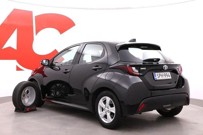 Käytetty Toyota Yaris Hybrid Active 116 HP (85 kW) 2023 Musta Viistoperä
