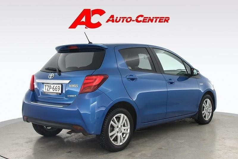 Käytetty Toyota Yaris Hybrid Style 73 HP (53 kW) 2015 Sininen Viistoperä