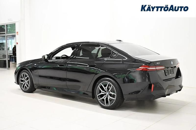 Uusi BMW 530e Comfort Edition 299 HP (219 kW) 2025 Saphir schwarz Sedan