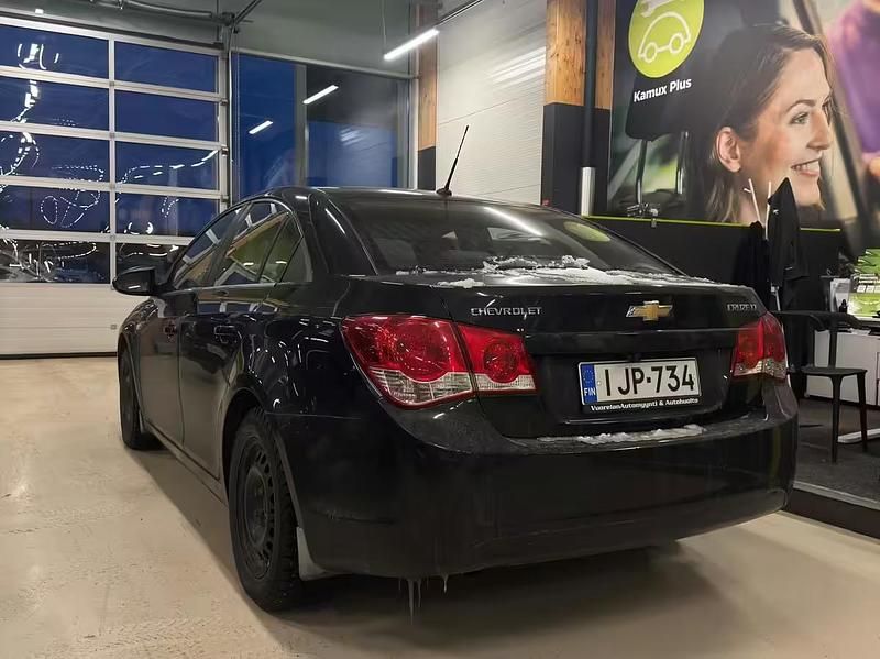 Käytetty Chevrolet Cruze LT 150 HP (110 kW) 2010 Musta Sedan