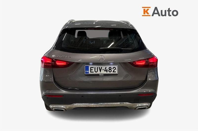 Käytetty Mercedes GLA250 163 HP (119 kW) 2023 Katumaasturi