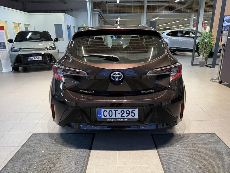 Käytetty Toyota Corolla Active 122 HP (89 kW) 2020 Ruskea (beige) Viistoperä