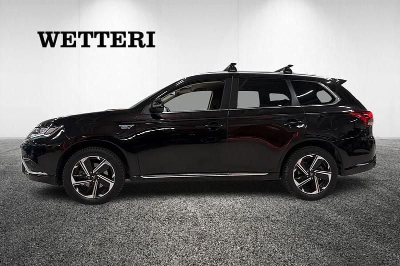 Käytetty Mitsubishi Outlander P-HEV Invite 135 HP (99 kW) 2021 Katumaasturi