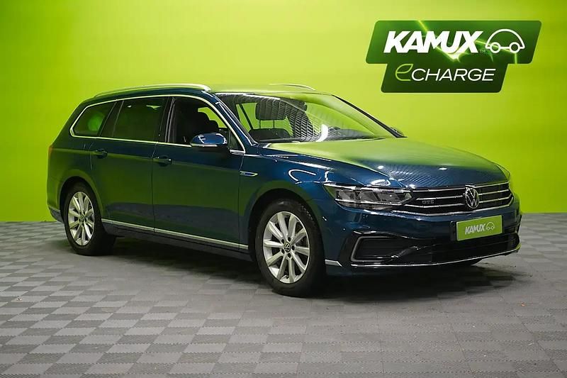 Sininen Käytetty 2022 VW Passat GTE Farmari | 22 470 € (Hieman kallis) - Kuva 1/4
