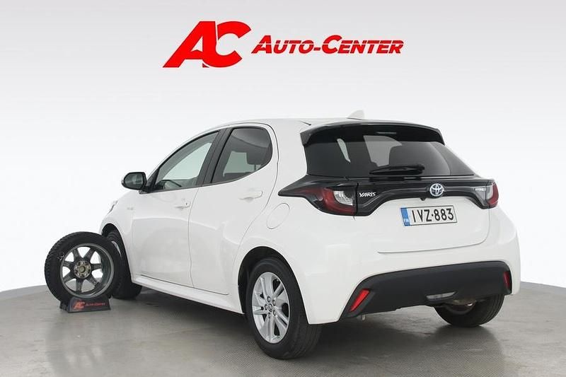 Käytetty Toyota Yaris Hybrid Active 116 HP (85 kW) 2020 Valkoinen Viistoperä