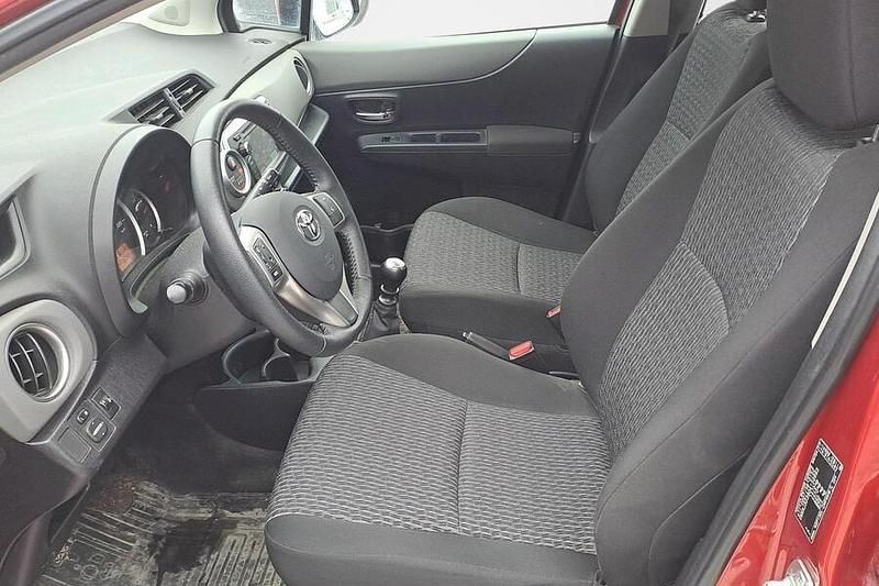 Käytetty Toyota Yaris Active 99 HP (72 kW) 2013 Punainen Viistoperä