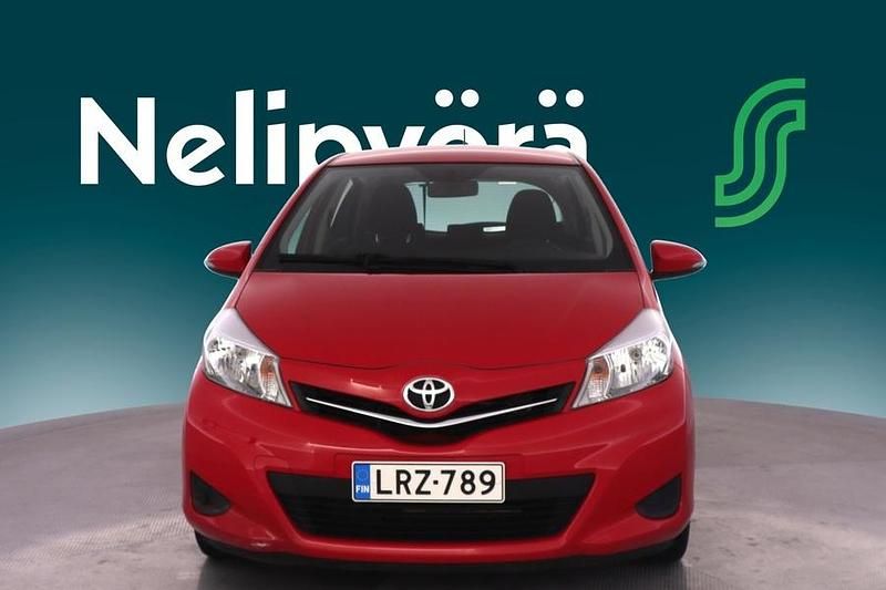 Käytetty Toyota Yaris Multidrive S 99 HP (72 kW) 2013 Punainen Viistoperä