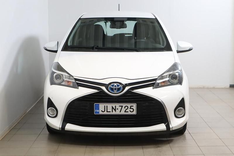 Käytetty Toyota Yaris Hybrid Active 73 HP (53 kW) 2016 Valkoinen Viistoperä