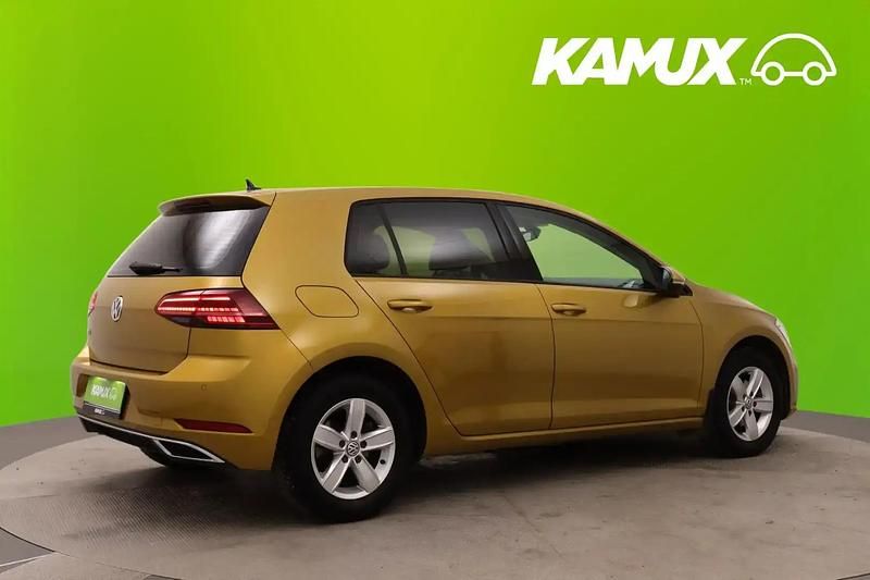 Käytetty VW Golf VII Highline 116 HP (85 kW) 2019 Keltainen / beige Sedan