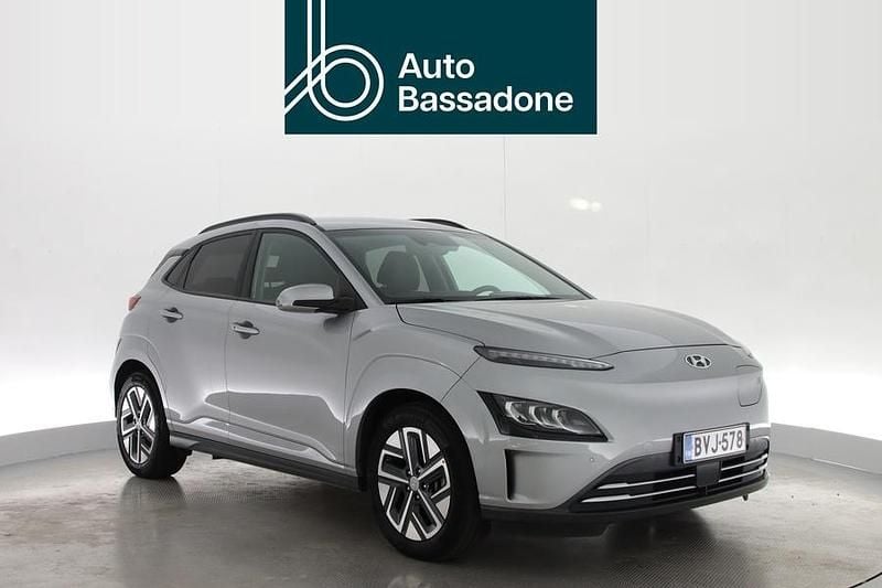 Harmaa Käytetty 2022 Hyundai Kona Style Katumaasturi | 22 880 € (Perustarjous) - Kuva 1/4