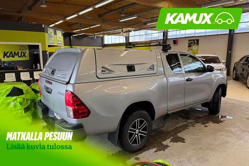Käytetty Toyota HiLux 150 HP (110 kW) 2018 Hopea / harmaa Nouto