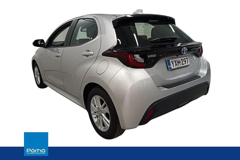 Käytetty Toyota Yaris Hybrid Active 116 HP (85 kW) 2021 Hopea Viistoperä