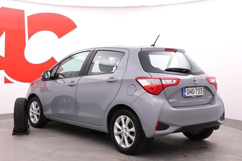 Käytetty Toyota Yaris Hybrid Active 101 HP (74 kW) 2019 Harmaa Viistoperä