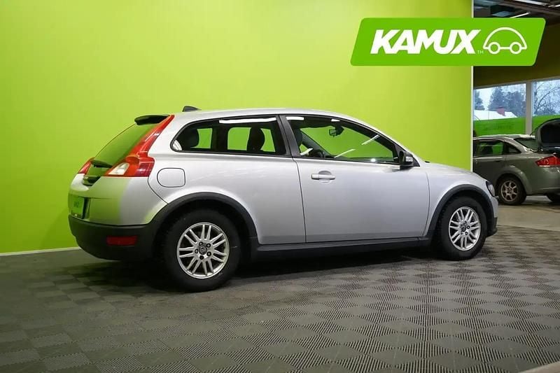 Käytetty Volvo C30 Kinetic 101 HP (74 kW) 2007 Hopea / harmaa Viistoperä