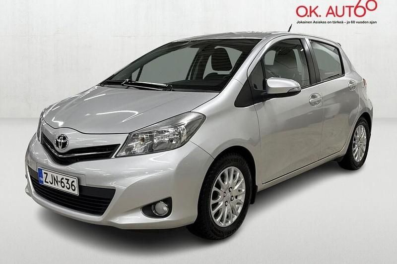 Käytetty Toyota Yaris Multidrive S 99 HP (72 kW) 2011 Hopea Viistoperä