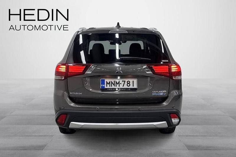 Käytetty Mitsubishi Outlander P-HEV Instyle 121 HP (88 kW) 2018 Ruskea Katumaasturi