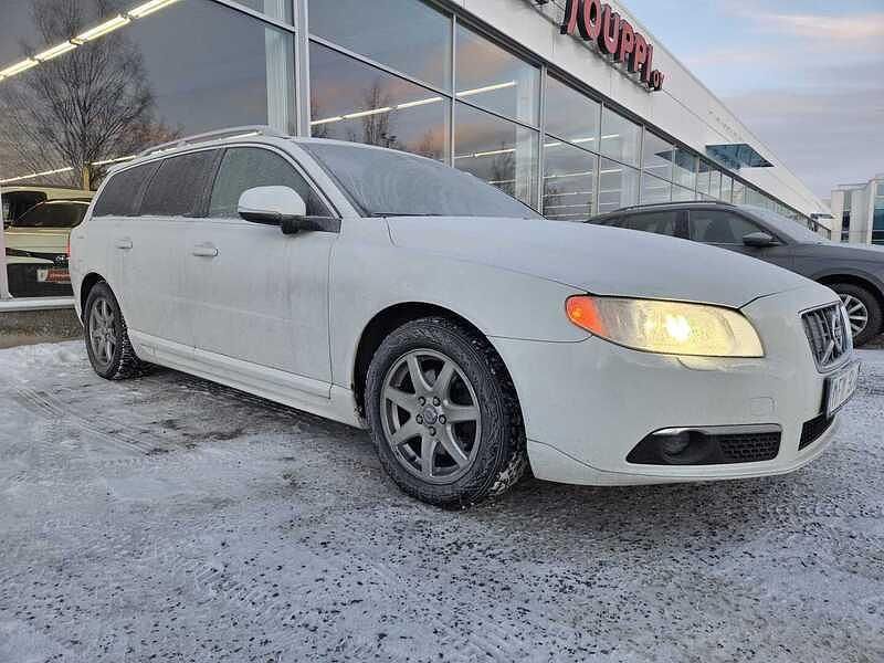 Käytetty Volvo V70 Summum 180 HP (132 kW) 2012 Valkoinen Farmari
