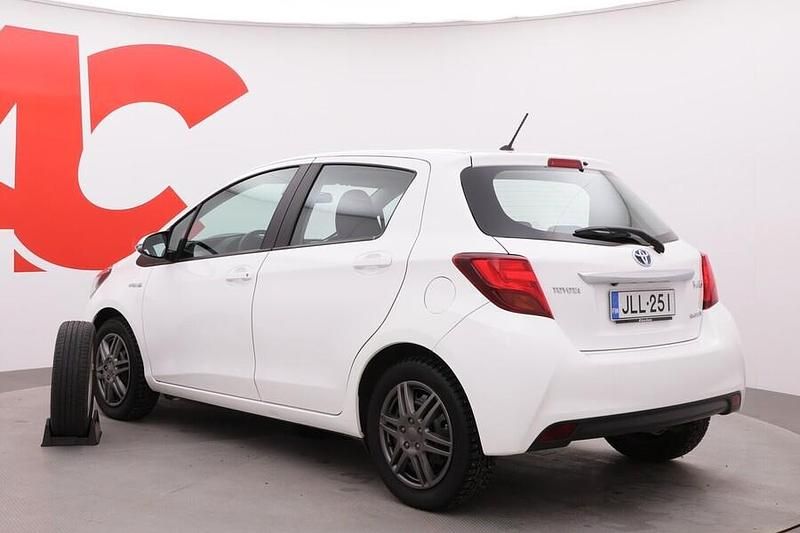 Käytetty Toyota Yaris Hybrid Active 99 HP (72 kW) 2016 Valkoinen Viistoperä