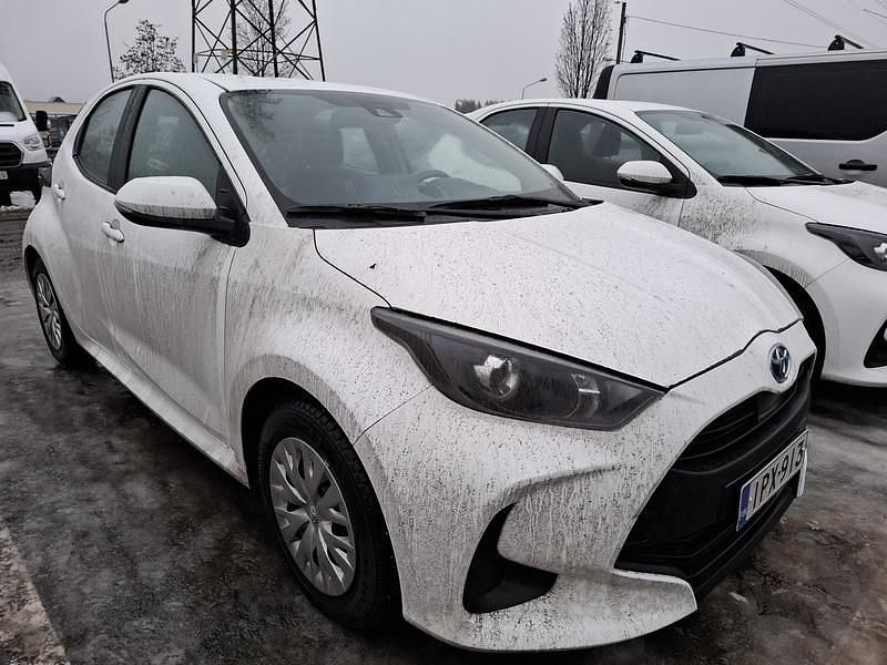 Valkoinen Käytetty 2022 Toyota Yaris Hybrid Active Viistoperä | 15 880 € (Perustarjous) - Kuva 1/4