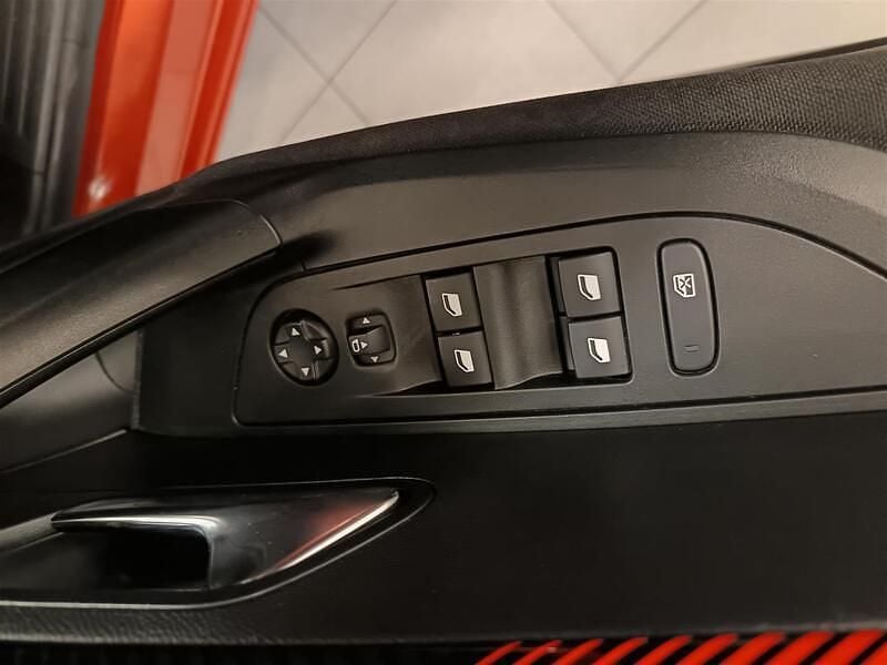 Käytetty Peugeot 2008 Active 131 HP (96 kW) 2022 Oranssi Katumaasturi