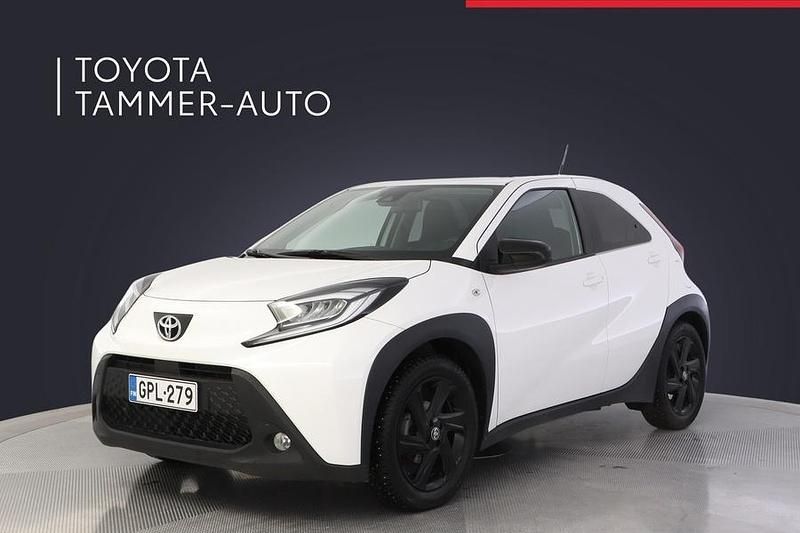 Valkoinen Käytetty 2023 Toyota Aygo X Edition Katumaasturi | 13 880 € (Hyvä tarjous) - Kuva 1/3