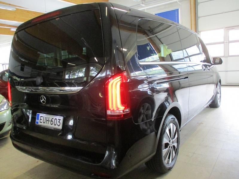 Käytetty Mercedes V220 Avantgarde 163 HP (119 kW) 2022 Musta Tila-auto