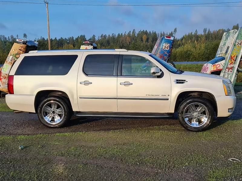 Käytetty Cadillac Escalade 556 HP (408 kW) 2007 Met. valkoinen Katumaasturi