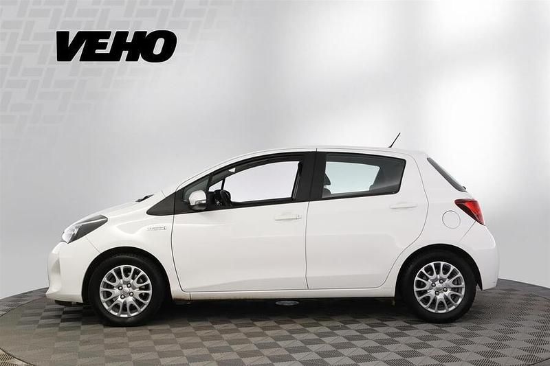 Käytetty Toyota Yaris Hybrid Active 75 HP (55 kW) 2014 Valkoinen Viistoperä