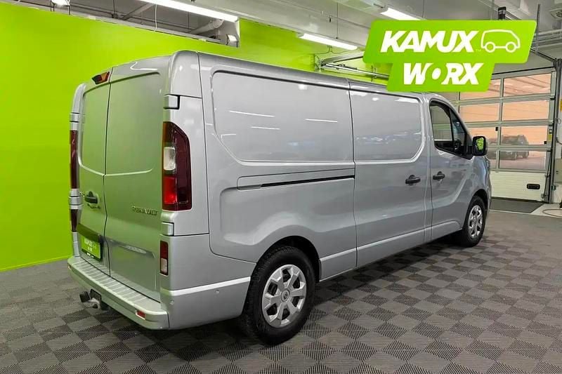 Käytetty Renault Trafic 150 HP (110 kW) 2022 Hopea / harmaa Tila-auto