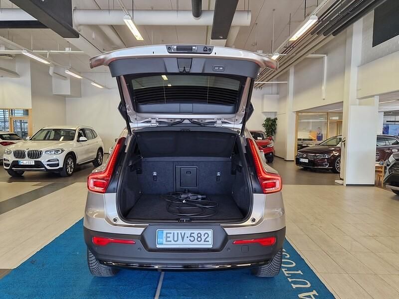 Käytetty Volvo XC40 Plus 211 HP (155 kW) 2024 Katumaasturi
