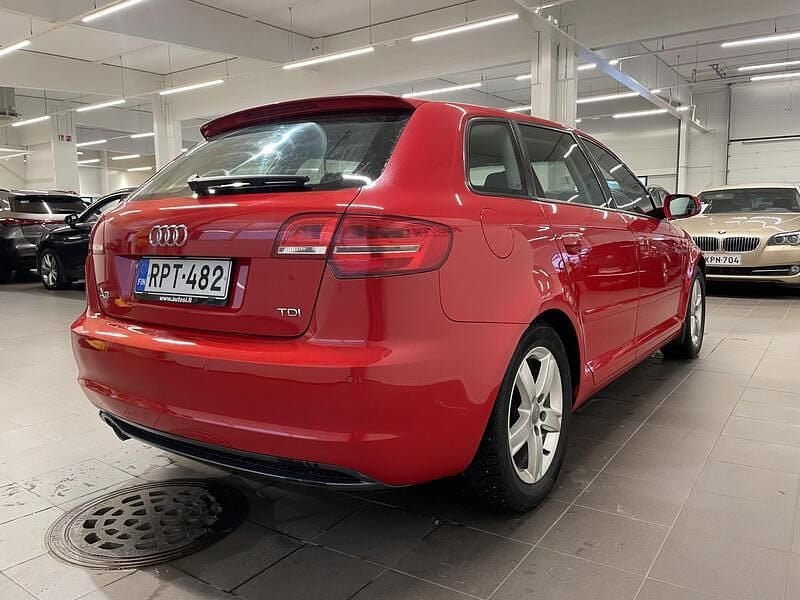 Käytetty Audi A3 Sportback Attraction 105 HP (77 kW) 2012 Punainen Viistoperä