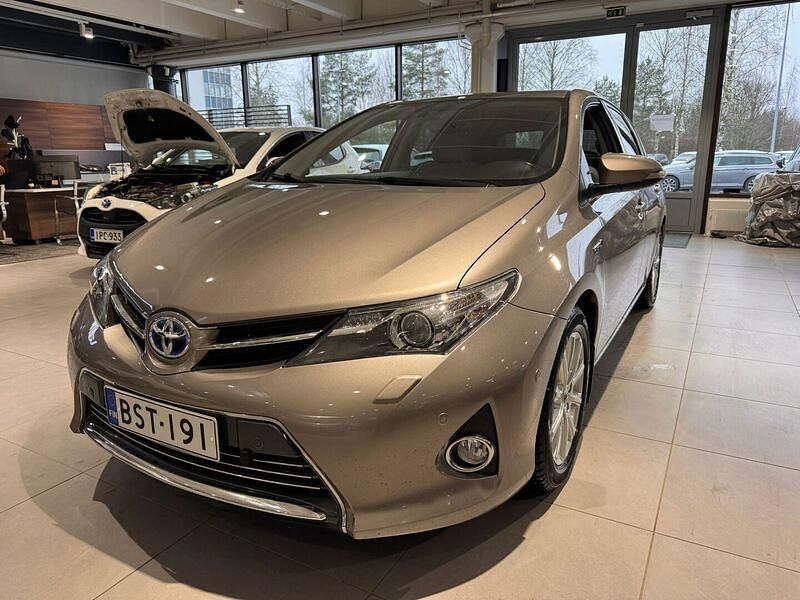 Ruskea Käytetty 2015 Toyota Auris Hybrid Premium Viistoperä | 17 180 € (Perustarjous) - Kuva 1/1