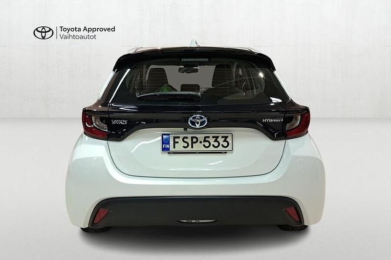 Käytetty Toyota Yaris Hybrid Active 116 HP (85 kW) 2022 Valkoinen Viistoperä