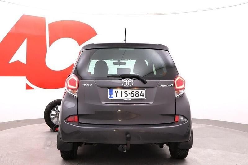 Käytetty Toyota Verso-S Active 99 HP (72 kW) 2015 Harmaa Tila-auto