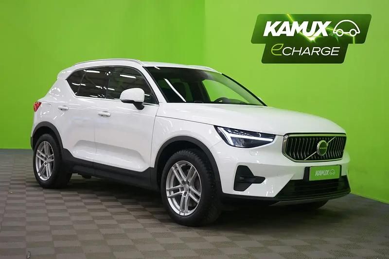 Valkoinen Käytetty 2022 Volvo XC40 Plus Katumaasturi | 28 990 € (Perustarjous) - Kuva 1/4