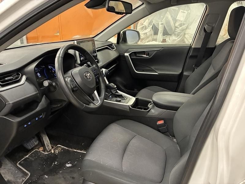 Käytetty Toyota RAV4 Hybrid Edition 178 HP (130 kW) 2022 Katumaasturi