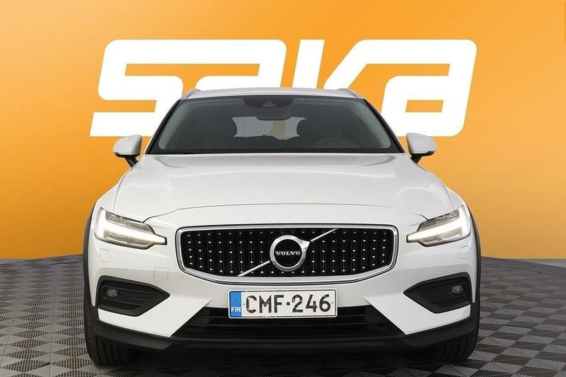 Käytetty Volvo V60 CC Business Edition 190 HP (139 kW) 2019 Farmari