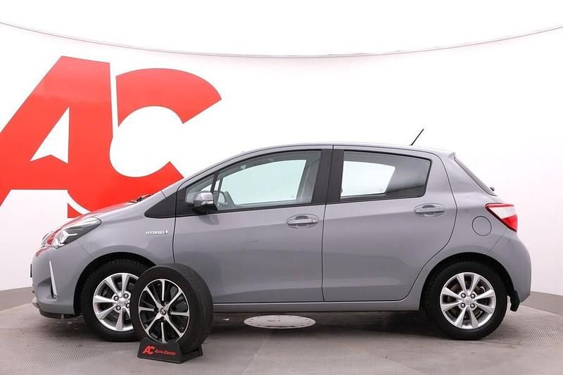 Käytetty Toyota Yaris Hybrid Active 101 HP (74 kW) 2019 Harmaa Viistoperä