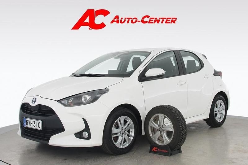 Valkoinen Käytetty 2023 Toyota Yaris Hybrid Active Viistoperä | 20 490 € (Perustarjous) - Kuva 1/4