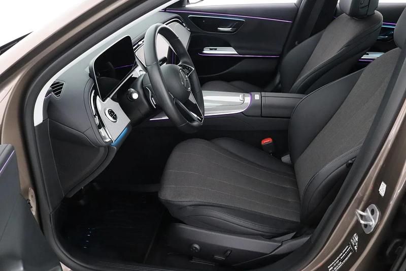 Käytetty Mercedes E300 313 HP (230 kW) 2024 Sametinruskea met Sedan
