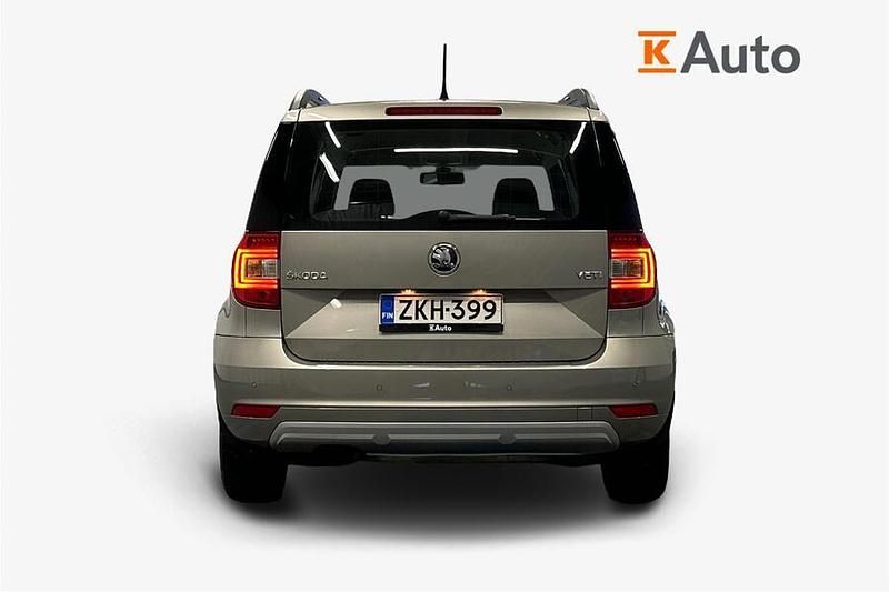 Käytetty Skoda Yeti Ambition 105 HP (77 kW) 2014 Ruskea (beige) Katumaasturi