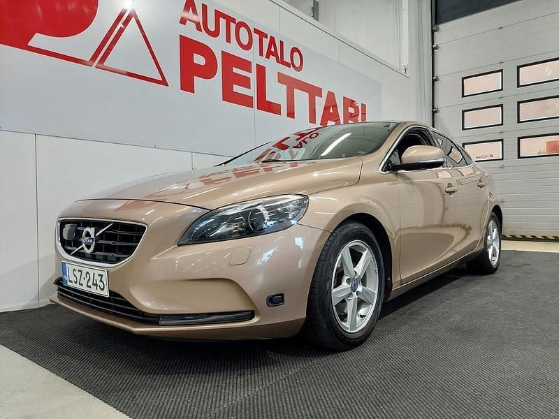 Ruskea(beige) Käytetty 2013 Volvo V40 Summum Farmari | 12 900 € (Perustarjous) - Kuva 1/4