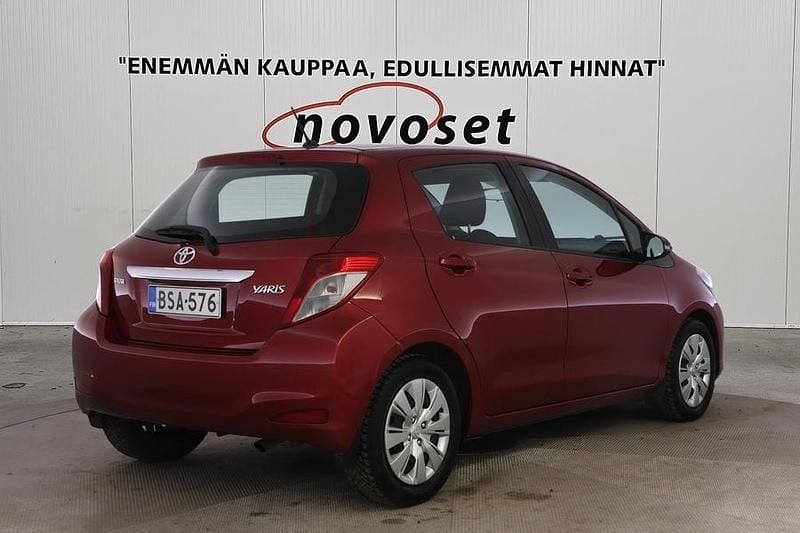 Käytetty Toyota Yaris Multidrive S 99 HP (72 kW) 2012 Punainen Viistoperä