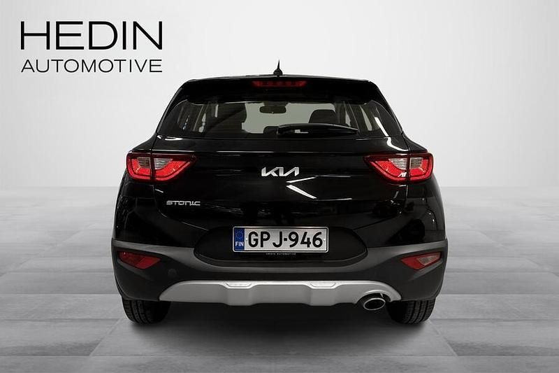 Käytetty Kia Stonic EX 101 HP (74 kW) 2023 Musta Katumaasturi