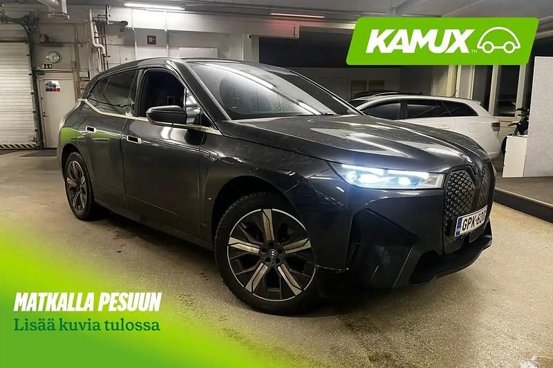 Hopea / harmaa Käytetty 2023 BMW iX Comfort Edition Katumaasturi | 59 900 € (Supertarjous) - Kuva 1/4
