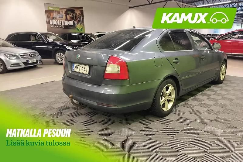 Käytetty Skoda Octavia 122 HP (89 kW) 2012 Hopea / harmaa Sedan