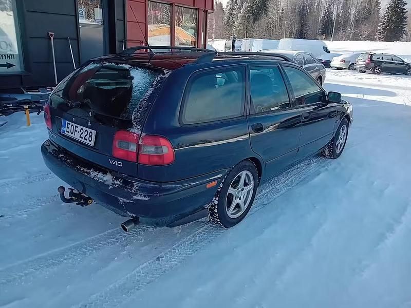 Käytetty Volvo V40 2000 Musta Farmari