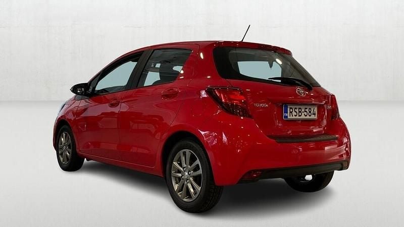 Käytetty Toyota Yaris Active 99 HP (72 kW) 2015 Punainen Viistoperä