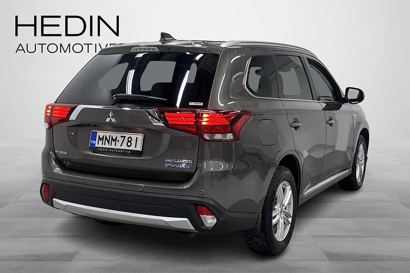 Käytetty Mitsubishi Outlander P-HEV Instyle 121 HP (88 kW) 2018 Ruskea Katumaasturi