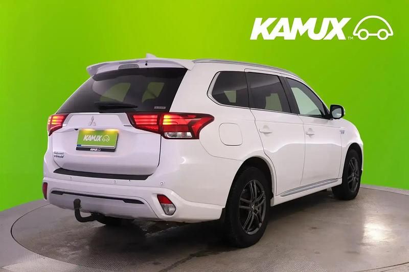 Käytetty Mitsubishi Outlander P-HEV Instyle 184 HP (135 kW) 2019 Valkoinen Sedan